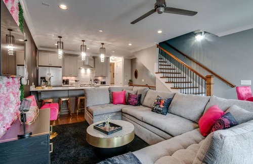 Eighth Avenue Casa | Close to the Gulch - Book Today