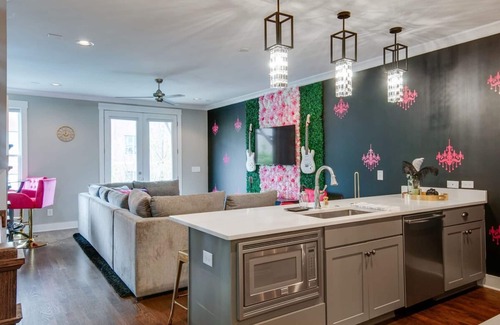 Eighth Avenue Casa | Close to the Gulch - Book Today