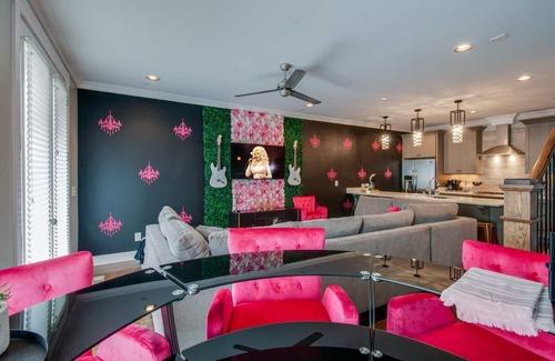Eighth Avenue Casa | Close to the Gulch - Book Today