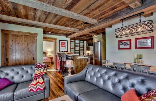 Olympic Valley Chalet De Esquí | Alquiler de esquí disponible para la temporada de esquí 2019/20. Póngase en contacto con los propietarios para obtener información.