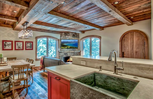 Olympic Valley Chalet De Esquí | Alquiler de esquí disponible para la temporada de esquí 2019/20. Póngase en contacto con los propietarios para obtener información.