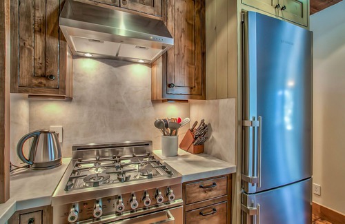 Olympic Valley Chalet De Esquí | Alquiler de esquí disponible para la temporada de esquí 2019/20. Póngase en contacto con los propietarios para obtener información.