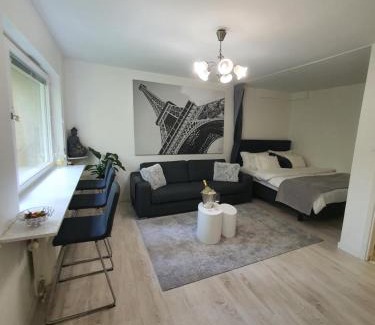 Hasselby Apartamento | Close to the metro and the beach! with a view of the Scandinavian forest