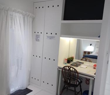 Umhlanga Apartamento | Close to the sea - Ground floor En-suite room with kitchenette & own entrance