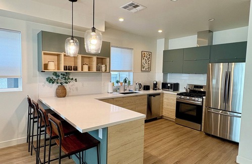 Sherman Oaks Casa | Close to Universal Studios Family friendly Townhouse!