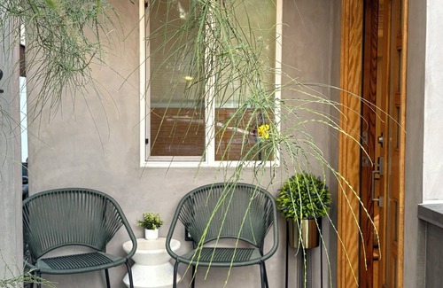 Sherman Oaks Casa | Close to Universal Studios Family friendly Townhouse!