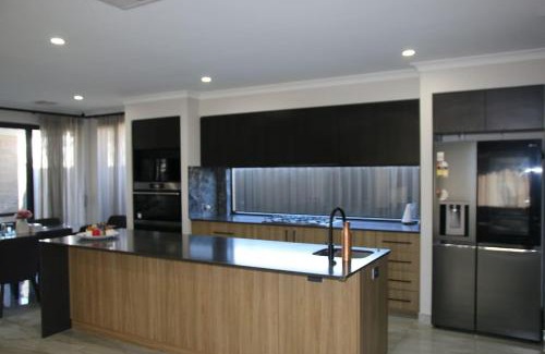 Brabham Casa | Close to Wild Life Park and shopping, Cosy living