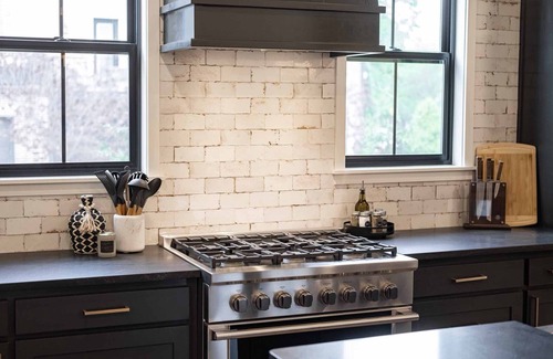 Downtown Casa | Closest to downtown square, luxury bedding, outdoor patio, vinyl, guitar, piano.