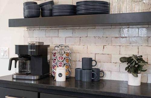 Downtown Casa | Closest to downtown square, luxury bedding, outdoor patio, vinyl, guitar, piano.