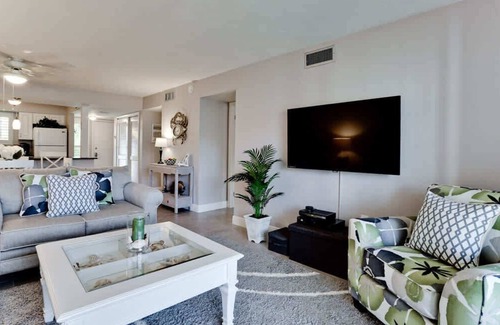 Bradenton Beach Condominio | Closest to Pool Pickleball/Tennis Beach Access