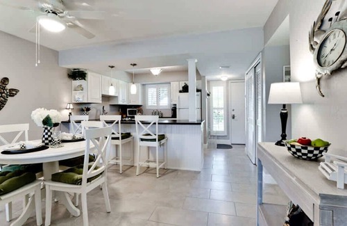 Bradenton Beach Condominio | Closest to Pool Pickleball/Tennis Beach Access