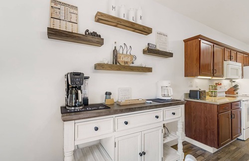 Leicester Casa | Cloud Nine | Private 40-Acre Mountaintop w/ Hot Tub, Theater & Biltmore Pass