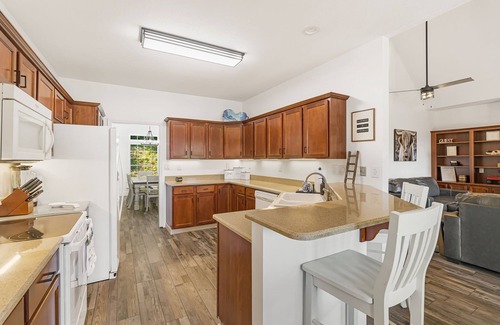 Leicester Casa | Cloud Nine | Private 40-Acre Mountaintop w/ Hot Tub, Theater & Biltmore Pass