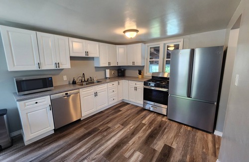North East Casa | "Cloud Vine" 4-bedroom home in Erie County's North East, PA! Easy access to all!