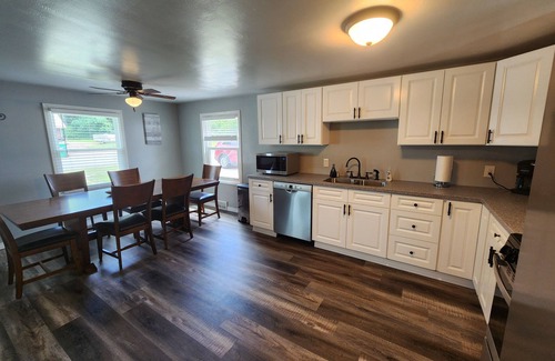 North East Casa | "Cloud Vine" 4-bedroom home in Erie County's North East, PA! Easy access to all!
