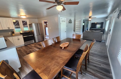 North East Casa | "Cloud Vine" 4-bedroom home in Erie County's North East, PA! Easy access to all!