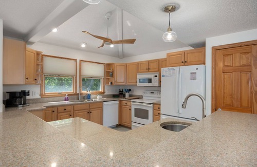 Duck Casa | Cloudbreak: Pet Friendly, Oceanside, Hot Tub, Community Amenities!