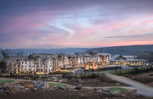 Rising Fawn Complejo | Cloudland at McLemore Resort Lookout Mountain, Curio by Hilton