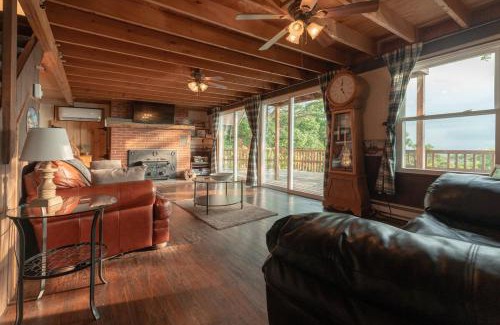 Rileyville Casa | Clouds Cabin - HotTub, Mtn View, Pets