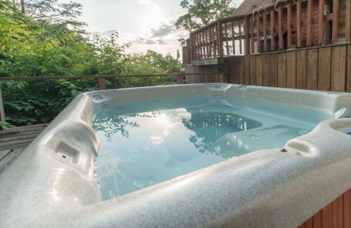 Rileyville Casa | Clouds Cabin - HotTub, Mtn View, Pets