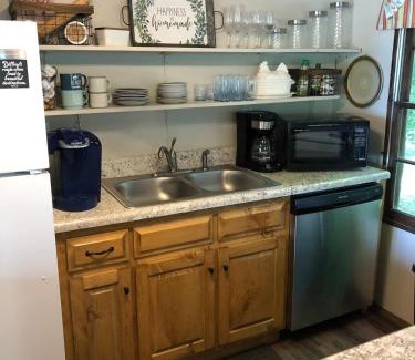 Rileyville Casa | Clouds Cabin - HotTub, Mtn View, Pets