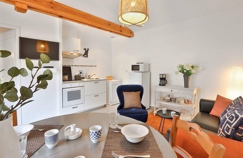 Les Eyzies Cabina | Cozy 2-person gite in the center of the Dordogne in a park with a waterfall