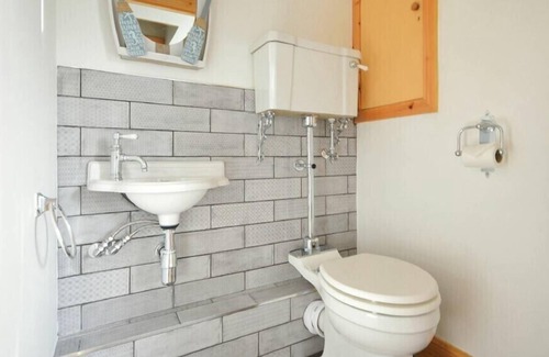 Berwick-upon-Tweed Cabaña | COACH HOUSE (BEAL), pet friendly, country holiday cottage in Beal