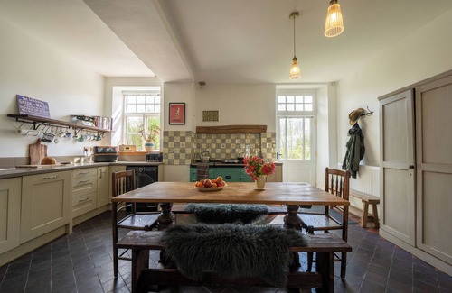 Llanwrtyd Wells Cabaña | COACH HOUSE, pet friendly, with hot tub in Llanwrtyd Wells
