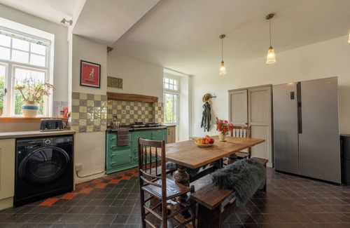 Llanwrtyd Wells Cabaña | COACH HOUSE, pet friendly, with hot tub in Llanwrtyd Wells