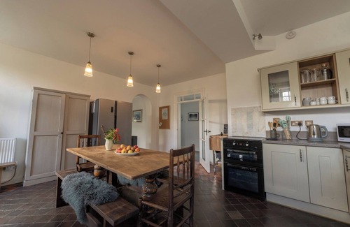 Llanwrtyd Wells Cabaña | COACH HOUSE, pet friendly, with hot tub in Llanwrtyd Wells
