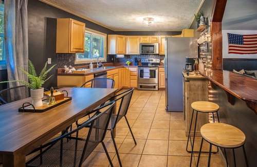 Summerlee Casa | Coal Miners Casa - Family Friendly - Hot Tub - 5 Miles To NRG National Park