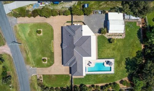 One Mile Casa | Coast and Country Estate - 15m Heated Pool and Minutes to Beach