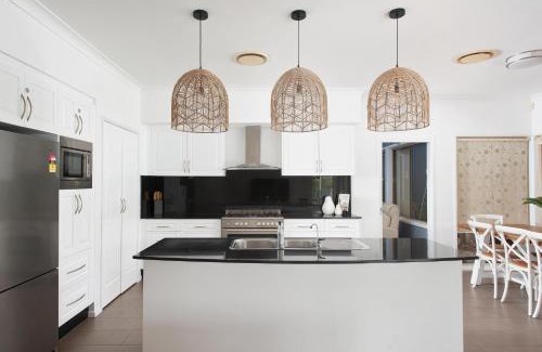 One Mile Casa | Coast and Country Estate - 15m Heated Pool and Minutes to Beach