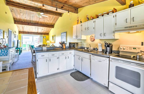 Atlantic Beach Cabaña | Coastal Atlantic Beach Duplex < 1 Mi to Boardwalk!