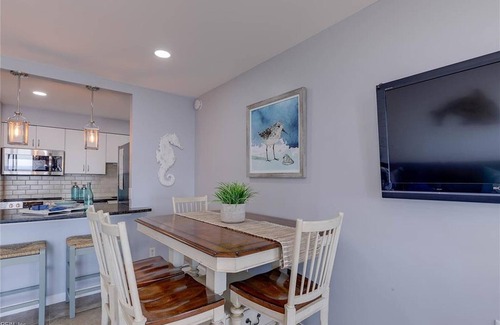 Virginia Beach Condominio | Coastal Beach condo with indoor pool, ocean views, steps to the beach