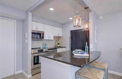 Virginia Beach Condominio | Coastal Beach condo with indoor pool, ocean views, steps to the beach