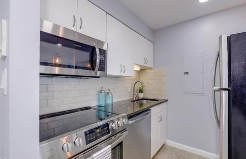 Virginia Beach Condominio | Coastal Beach condo with indoor pool, ocean views, steps to the beach