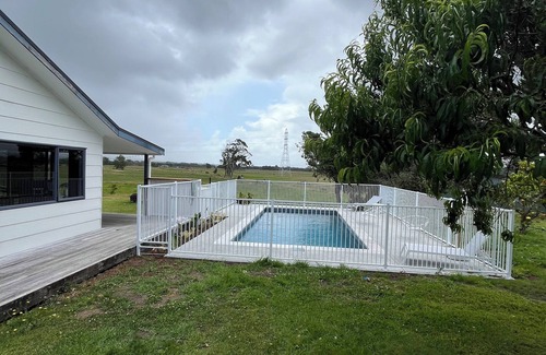 Ruakaka Casa | Coastal Bliss: 3-Bedroom Beachside Escape with Pool, Just 3 Minutes to the Sand!