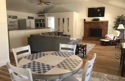 Long Beach Cabaña | Coastal Breeze Cottage- walk to beach, restaurants, harbor, downtown!