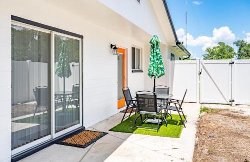 Lakeland Casa | Coastal Cabana in Lakeland with King Bed