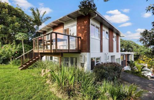 Castor Bay Casa | Coastal Calm is near to the Beach with BBQ