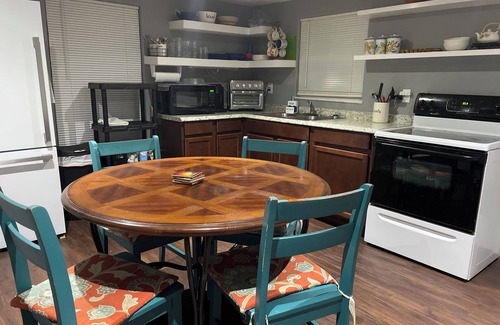 Aransas Pass Casa | Coastal Casita Mi Casa es Su Casa - Sleeps 4 comfortably up to 6.