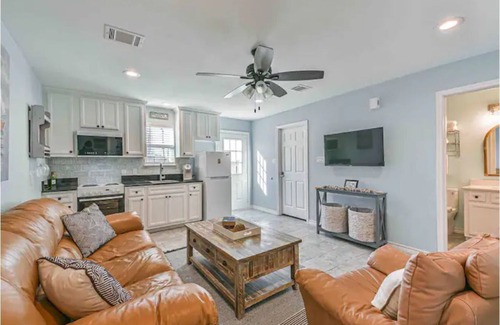 Oyster Creek Cabaña | Coastal Casita - Minutes from the beach!