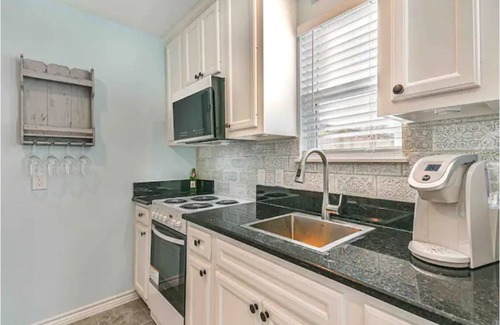 Oyster Creek Cabaña | Coastal Casita - Minutes from the beach!