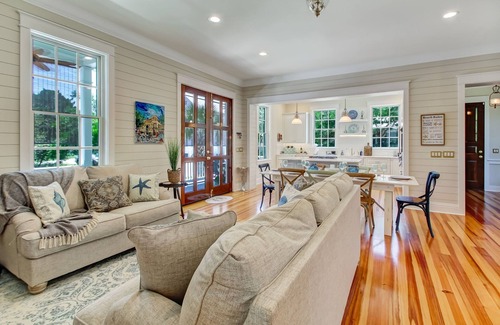 Fernandina Beach Cama Y Desayuno | Coastal Casita B&B, Amelia Island, with 6 seat golf cart included!