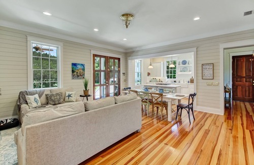 Fernandina Beach Cama Y Desayuno | Coastal Casita B&B, Amelia Island, with 6 seat golf cart included!