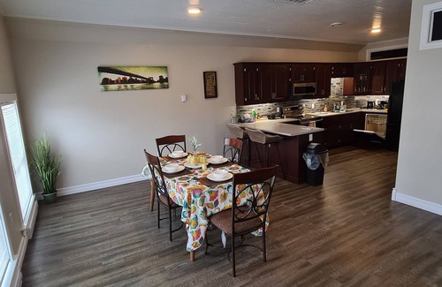 Yarmouth Apartamento | Coastal Charm by the Bay: 4 Bedroom Apartment next to Yarmouth CAT Ferry