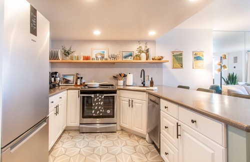 Waikiki Apartamento | Coastal Chic Condo with Ocean View & Full Kitchen