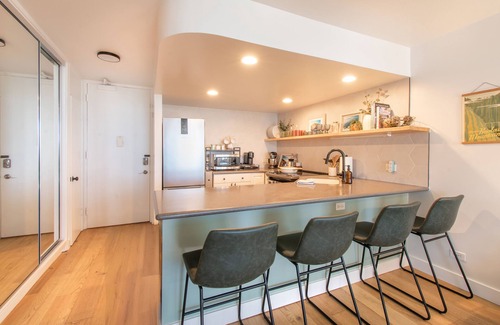 Waikiki Apartamento | Coastal Chic Condo with Ocean View & Full Kitchen