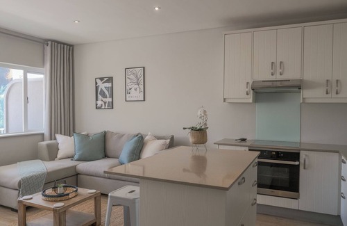 Fresnaye Apartamento | Coastal City Vibes: Stylish 2-Bedroom